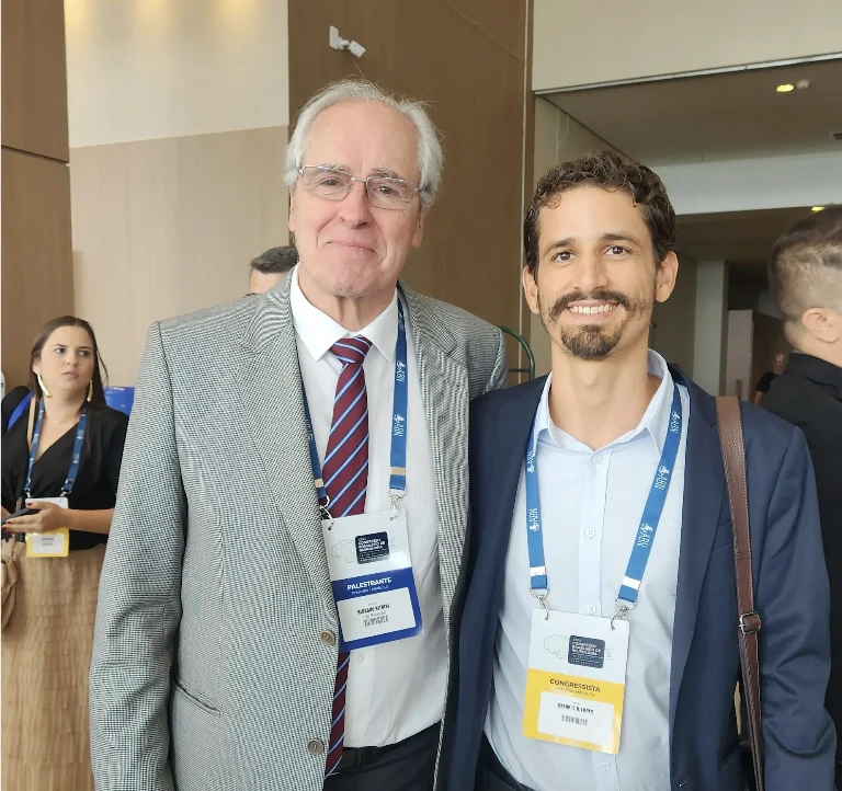 Participação no livro Neurologia que Todo Médico Deve Saber, ao lado do Prof. Ricardo Nitrini
